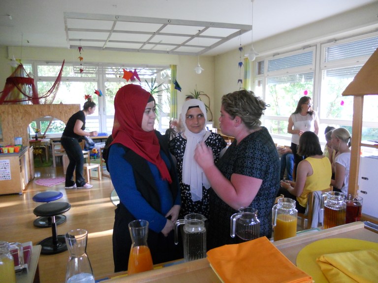 Hülya als Übersetzerin für die türkischsprachigen Eltern