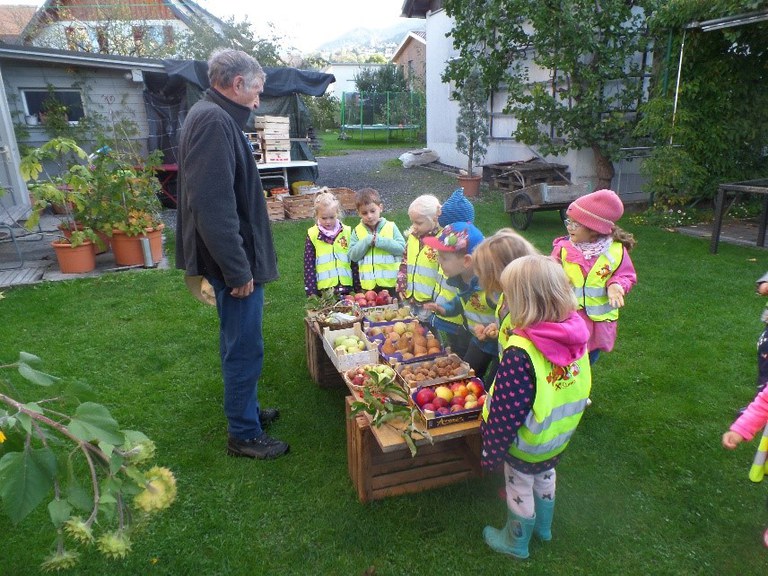 Die Kinder besuchten den Apfel-Erich im Herbst © KG Bifang