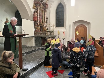 Die Bären des Kindergarten Oberdorf feiern das Laternenfest in der St. Peter Kirche