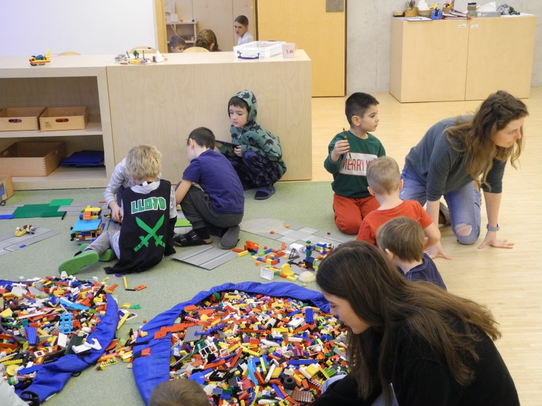 Kinder beim Legobauen im Kindergarten Bifang © KG Bifang