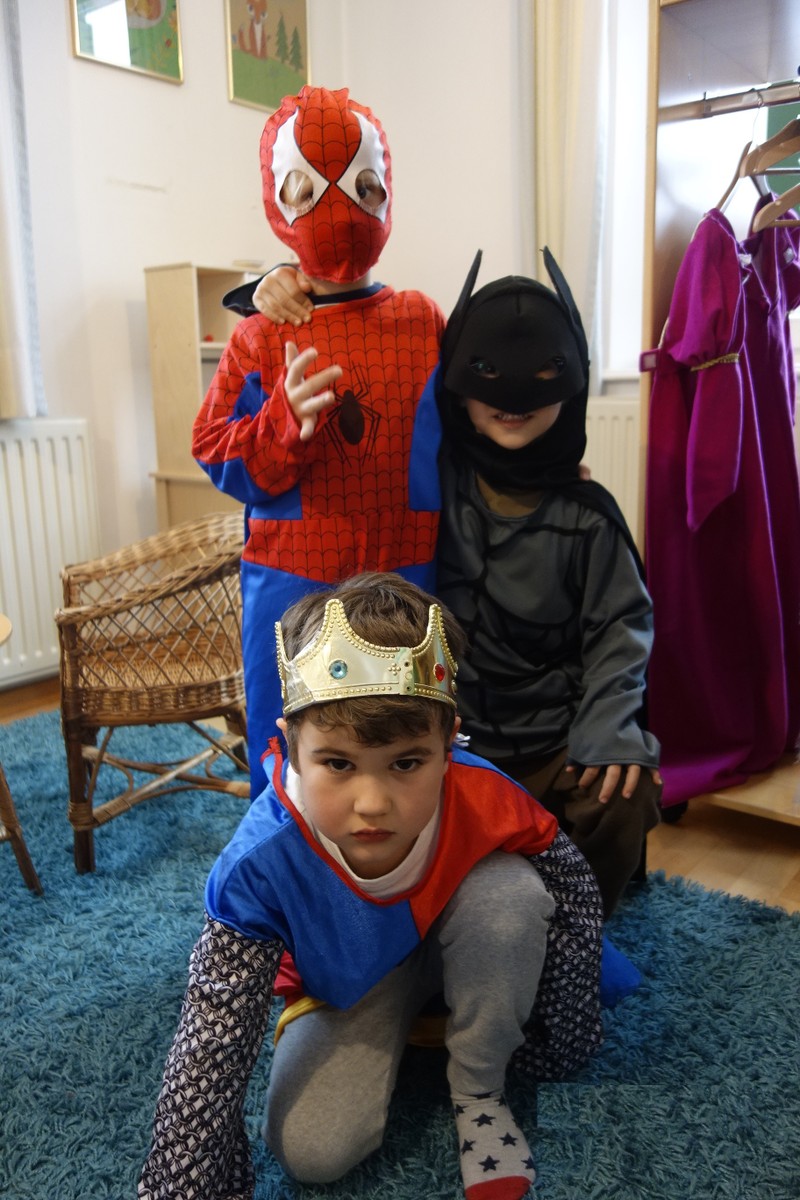 Spiderman, König und Batman: Verkleidete Kinder im Kindergarten Oberdorf