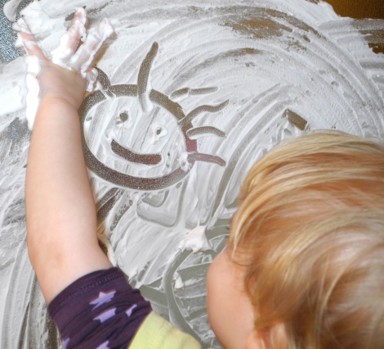 Sensorische Integration durch kreative Betätigung (Kind malt mit Fingern) © Kindergarten Markt