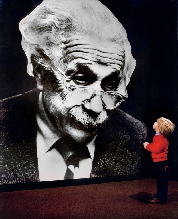 Kind vor Albert Einstein © Pixabay