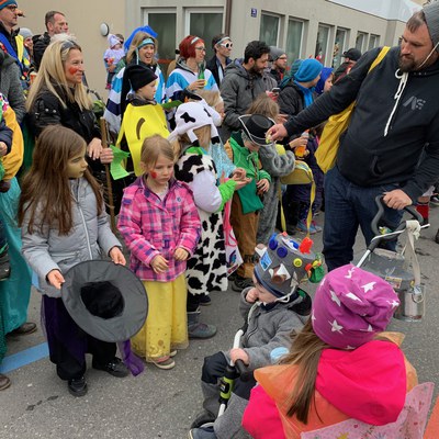 Kindergarten Markt - Kinder als "Mülltätscher" beim Faschingsumzug