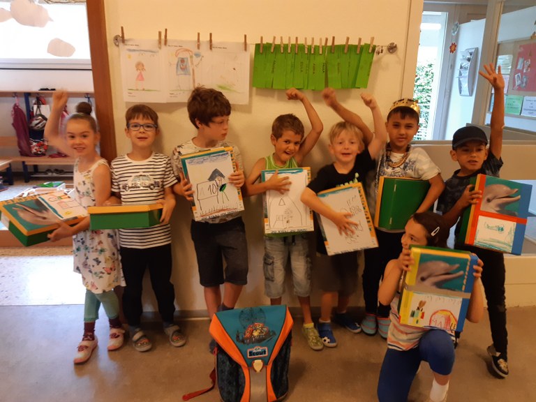 Die Kinder mit ihren bunt gestalteten Materialkisten für die Schule