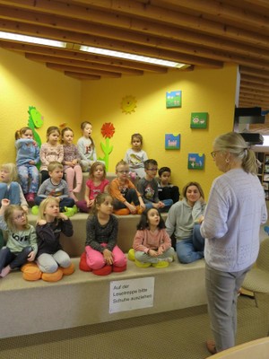 Kindergarten Brederis besucht die Bibliothek