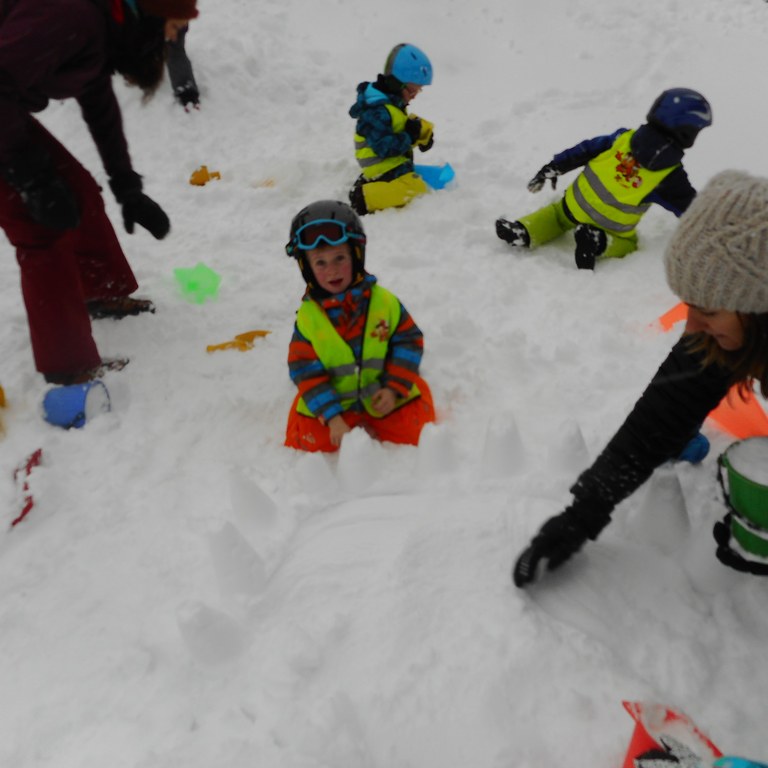 Graben im Schnee in  Laterns (Kindergarten Merowinger).JPG