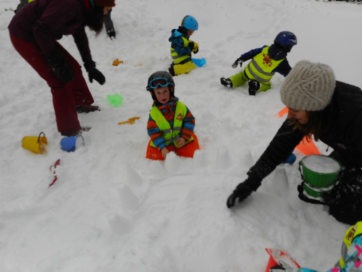 Graben im Schnee in  Laterns (Kindergarten Merowinger).JPG