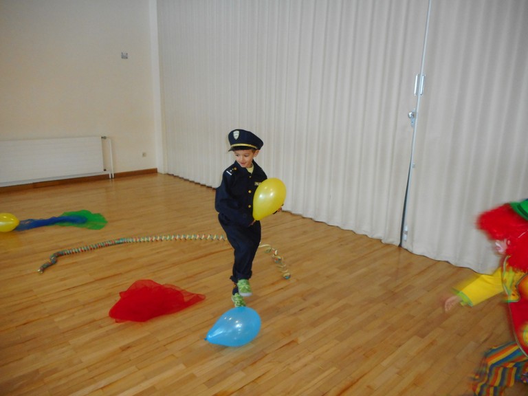 Luftballonspiel, Kindergarten Merowinger.JPG