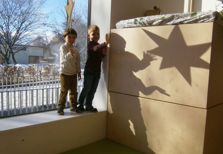 Kinder experimentieren mit Licht und Schatten